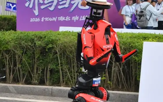 Robot umanoide vince mezza maratona con record del mondo