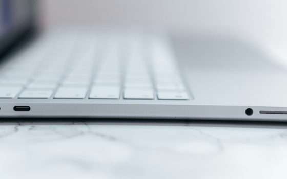 Caricabatteria USB-C obbligatorio anche per i notebook