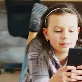 Teenager su Instagram: i nuovi limiti in Italia contro i rischi social