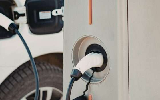 Nuove colonnine di ricarica per veicoli elettrici offerte gratis da Poste Italiane