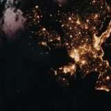 Perché ogni anno la Terra diventa sempre più luminosa di notte