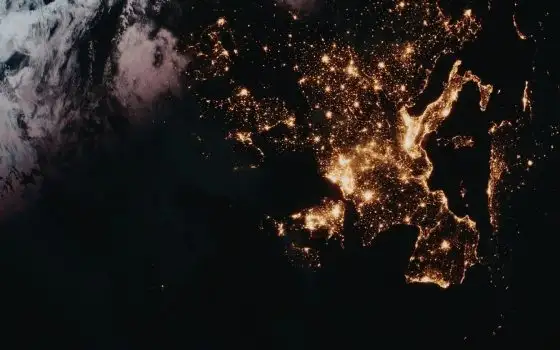 Perché ogni anno la Terra diventa sempre più luminosa di notte