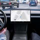 C'è il primo via libera per la guida automatica di Tesla in Europa