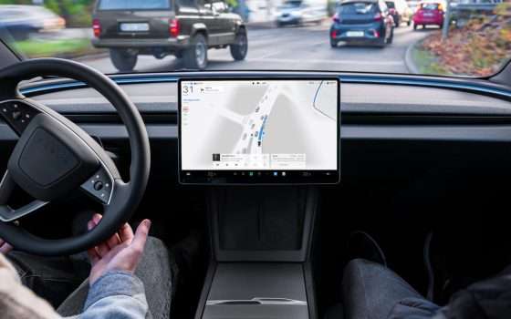 C'è il primo via libera per la guida automatica di Tesla in Europa