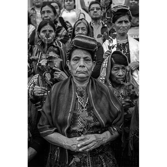 World Press Photo: The Trials of the Achi Women di Victor J. Blue