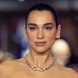 Dua Lipa trascina Samsung in tribunale per le confezioni delle TV