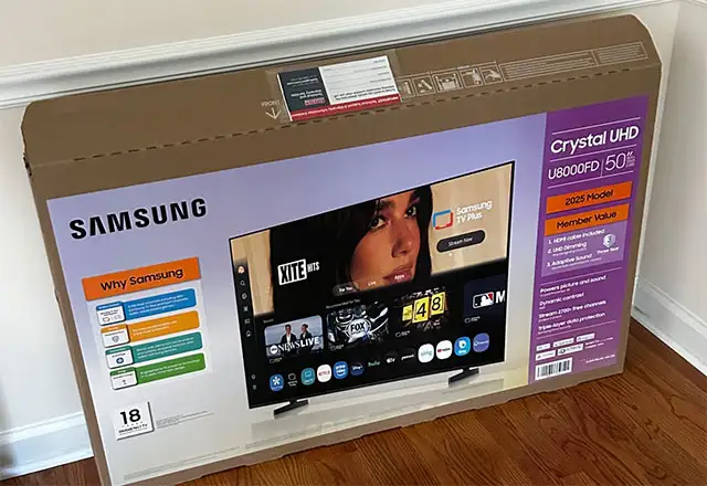 Il packaging della TV di Samsung con il volto di Dua Lipa