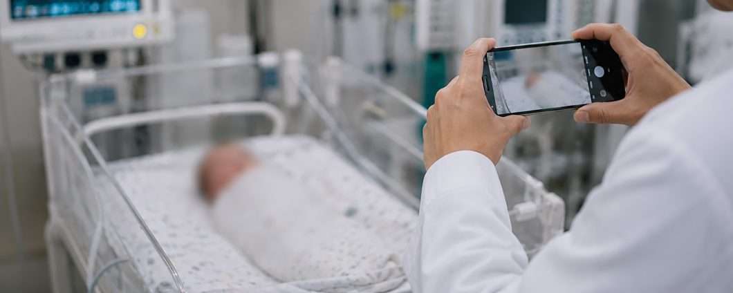 Usa la foto di un neonato malato: medico multato dal Garante