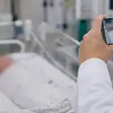 Usa la foto di un neonato malato: medico multato dal Garante