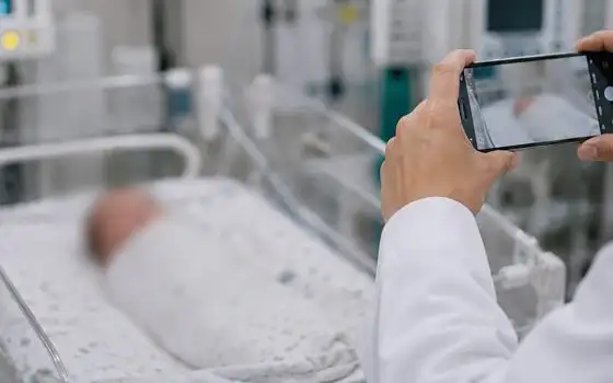 Usa la foto di un neonato malato: medico multato dal Garante