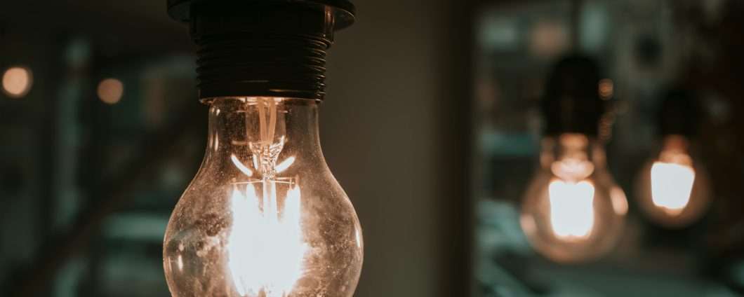 Bollette più leggere e nessun rincaro bloccando il prezzo di luce e gas: ecco come fare