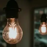 Bollette più leggere e nessun rincaro bloccando il prezzo di luce e gas: ecco come fare