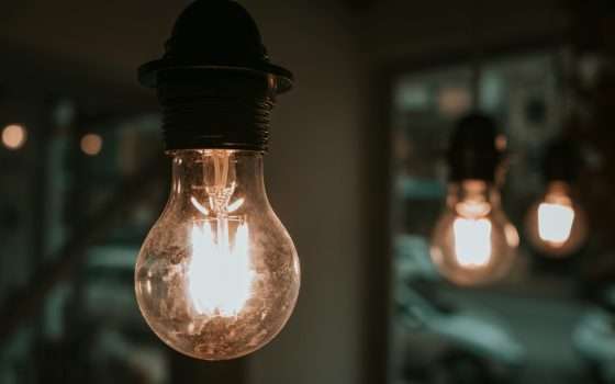 Bollette più leggere e nessun rincaro bloccando il prezzo di luce e gas: ecco come fare