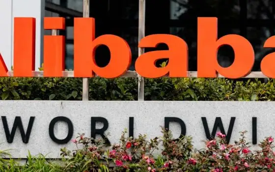 Anthropic vs Alibaba: account falsi per copiare le capacità di Claude