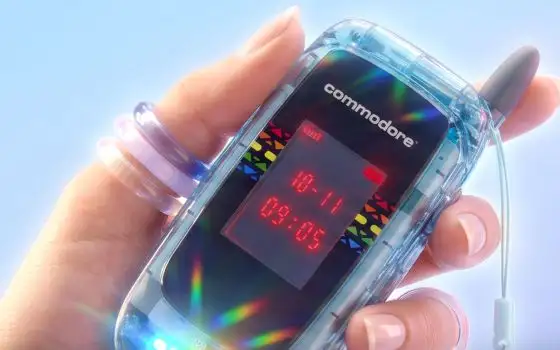 Il flip phone di Commodore che sfida gli smartphone: Callback 8020