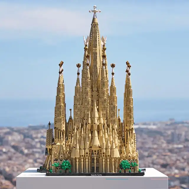 Il nuovo (gigantesco) set LEGO dedicato alla Sagrada Familia
