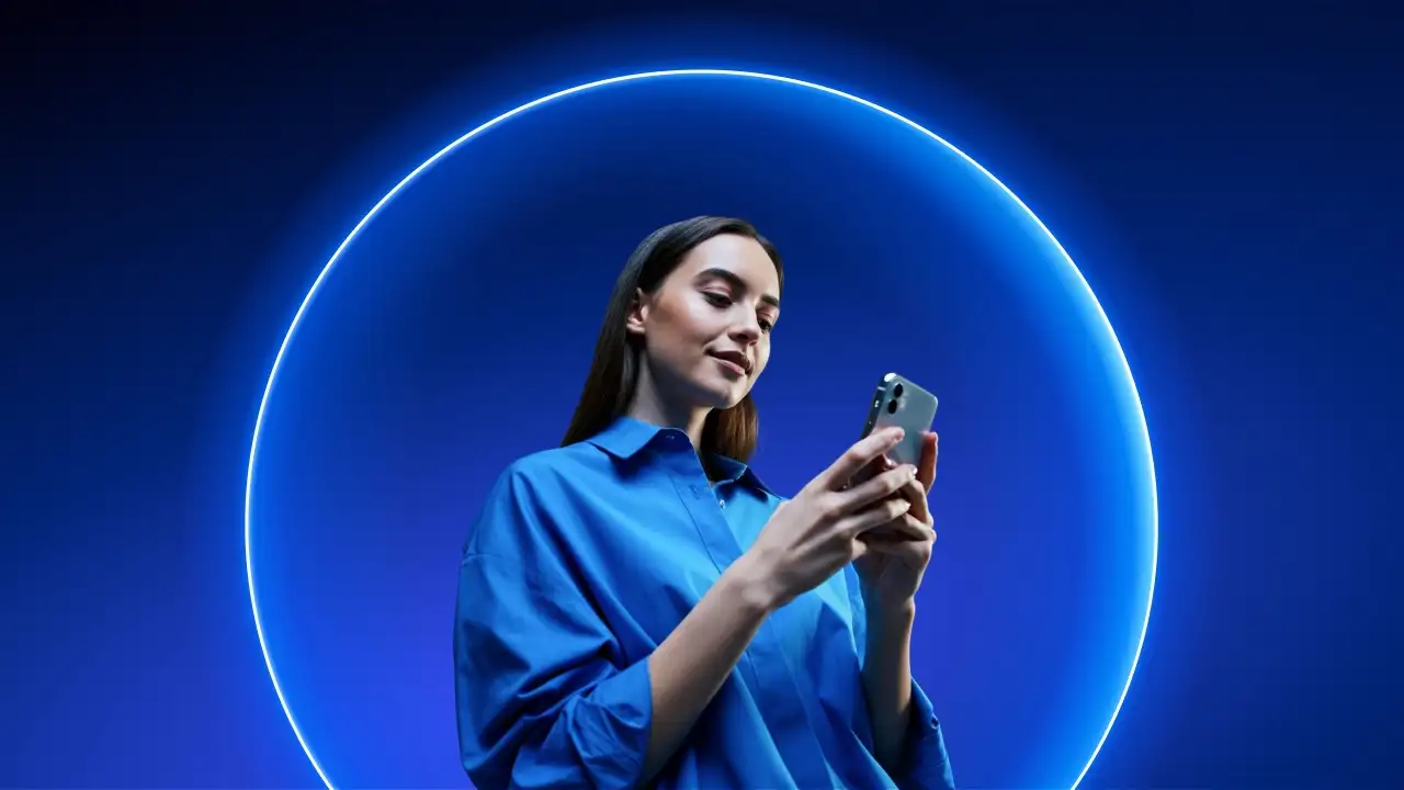 ragazza con smartphone dentro bolla nordvpn