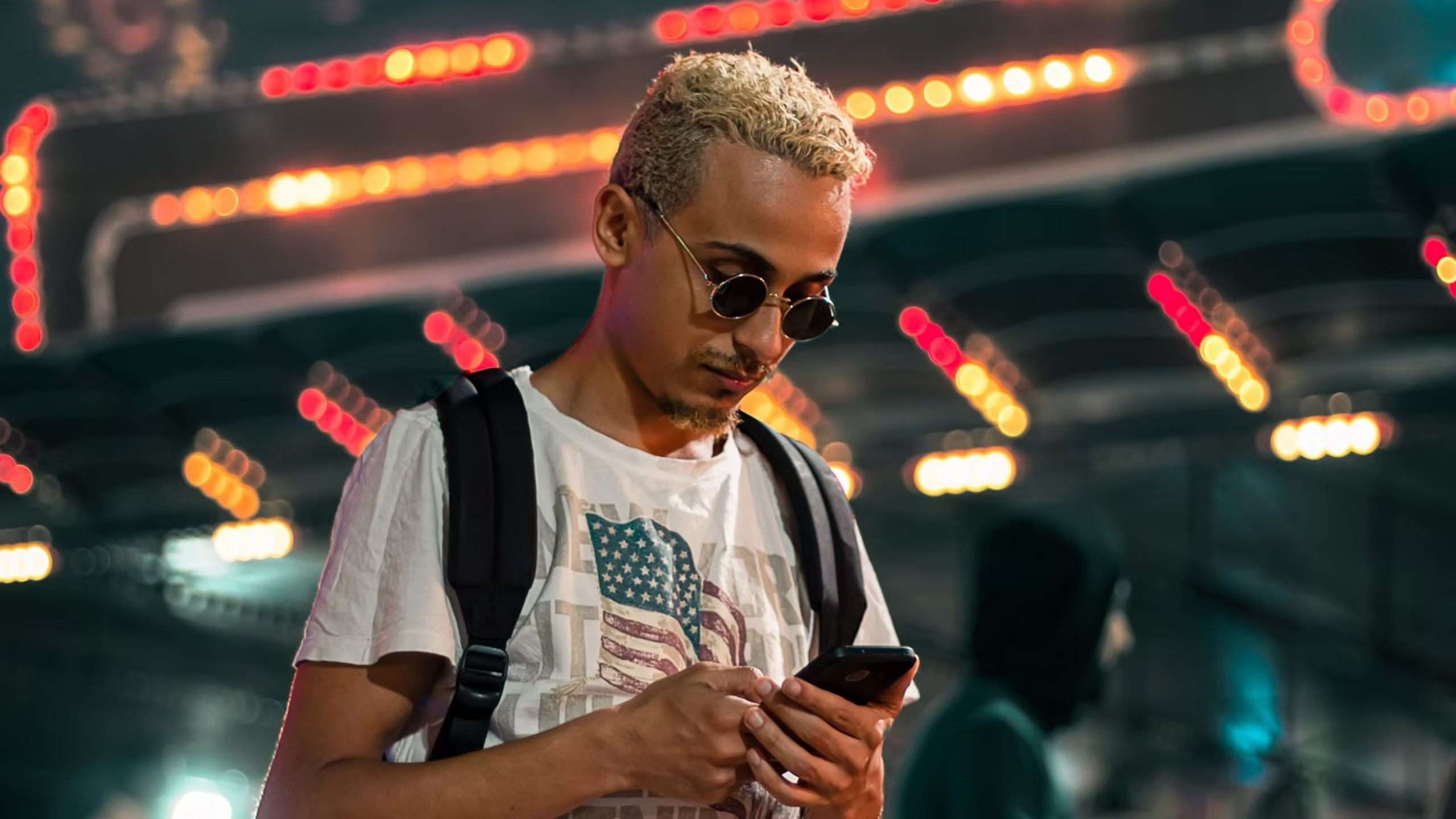 ragazzo guarda smartphone