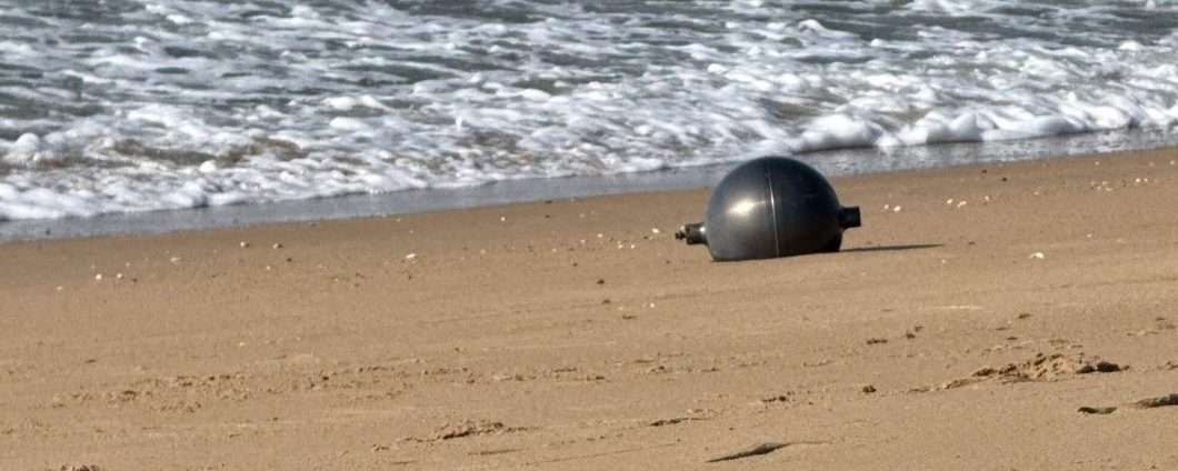 Sei palle spaziali cadono su una spiaggia in Australia