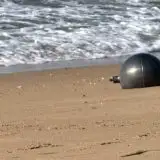 Sei palle spaziali cadono su una spiaggia in Australia