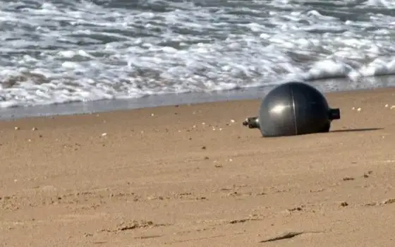 Sei palle spaziali cadono su una spiaggia in Australia