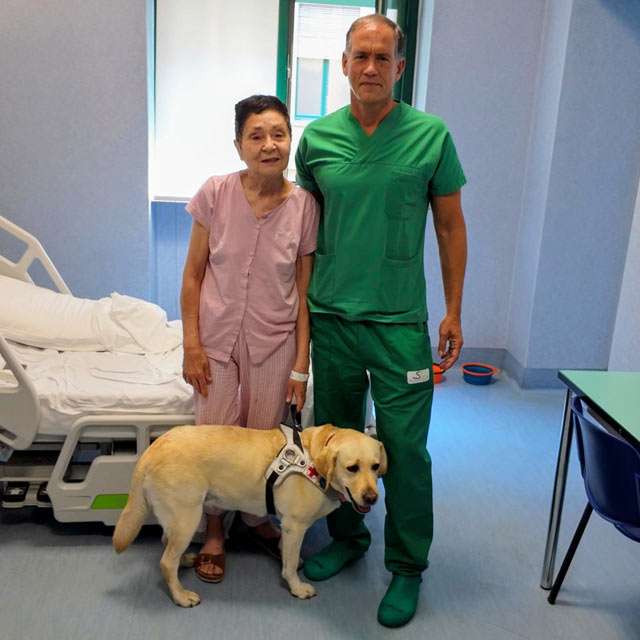 La paziente e il medico che ha eseguito l'autotrapianto