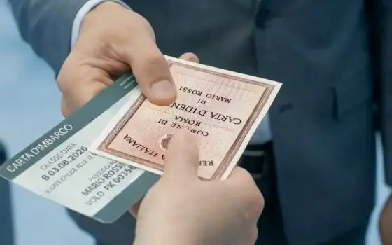 Un silenzio opaco sul mancato addio alla carta d'identità cartacea