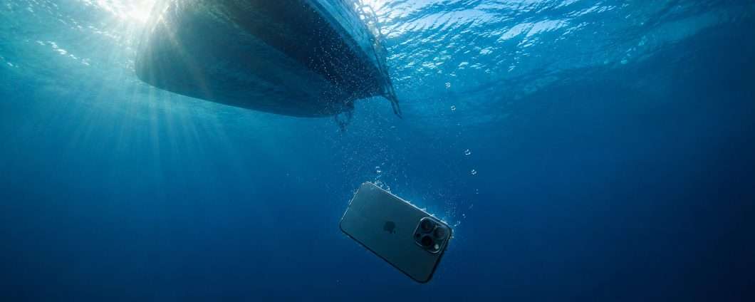 L'iPhone cade in mare e continua a registrare: il video è virale