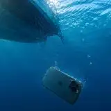 L'iPhone cade in mare e continua a registrare: il video è virale