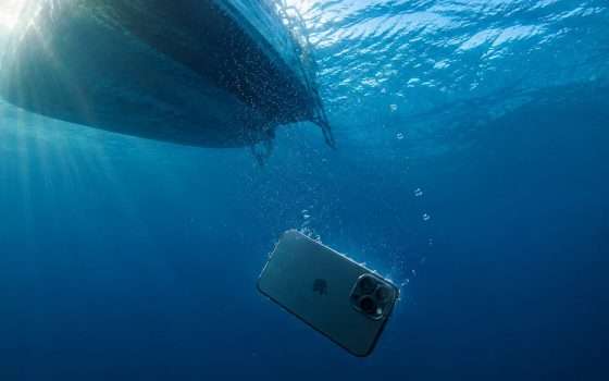 L'iPhone cade in mare e continua a registrare: il video è virale