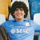 Il Napoli ha riportato in vita Maradona per la nuova maglia: è AI?