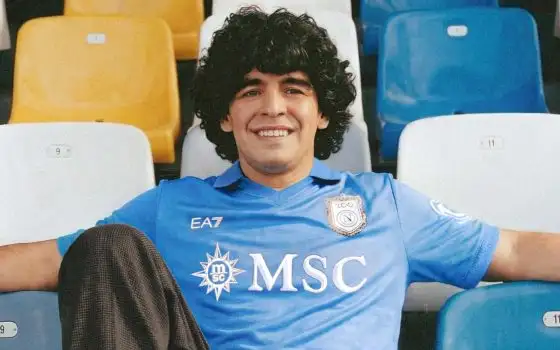 Il Napoli ha riportato in vita Maradona per la nuova maglia: è AI?