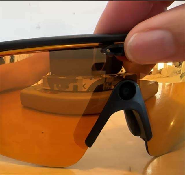 L'accessorio che blocca il LED sugli occhiali smart Meta Oakley Vanguard