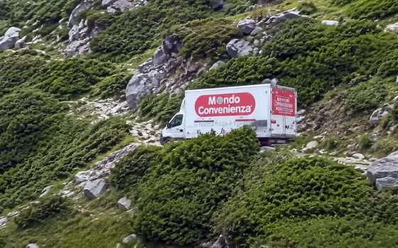 Google Maps sbaglia, furgone Mondo Convenienza arriva al rifugio
