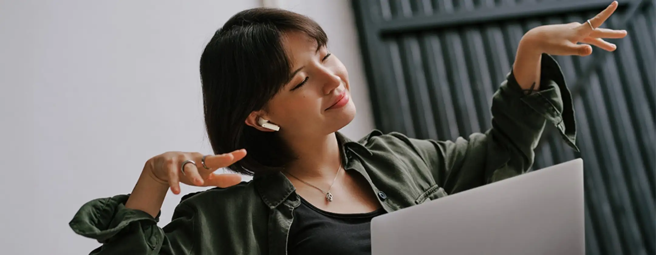 Auricolari Sennheiser ACCENTUM Open su superficie bianca, design ergonomico con apertura laterale per ascolto consapevole