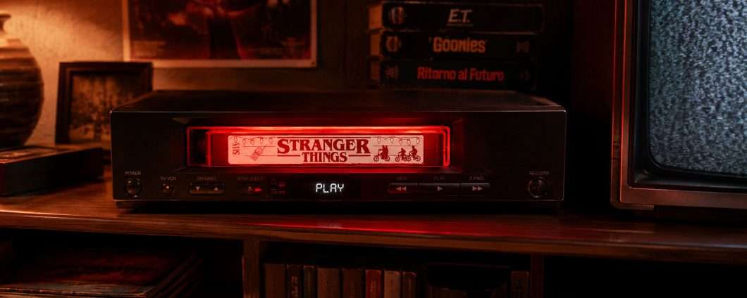 Stranger Things compie 10 anni e torna in versione VHS