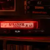 Stranger Things compie 10 anni e torna in versione VHS