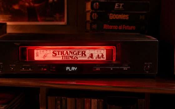 Stranger Things compie 10 anni e torna in versione VHS