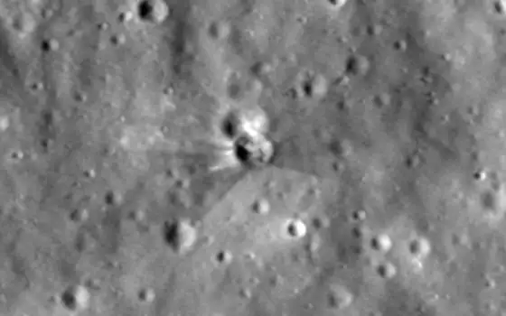 Ecco il cratere formato dall'impatto del Falcon 9 sulla Luna