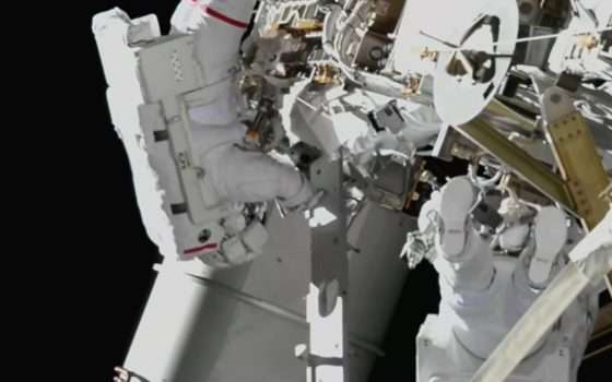 Passeggiata spaziale per sostituire un'antenna sulla ISS