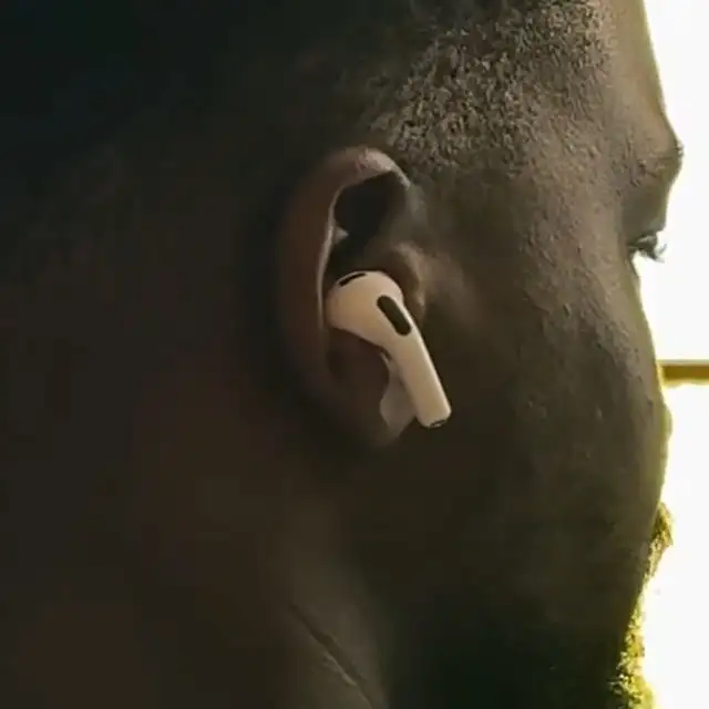 Il design dei nuovi AirPods con le fotocamere