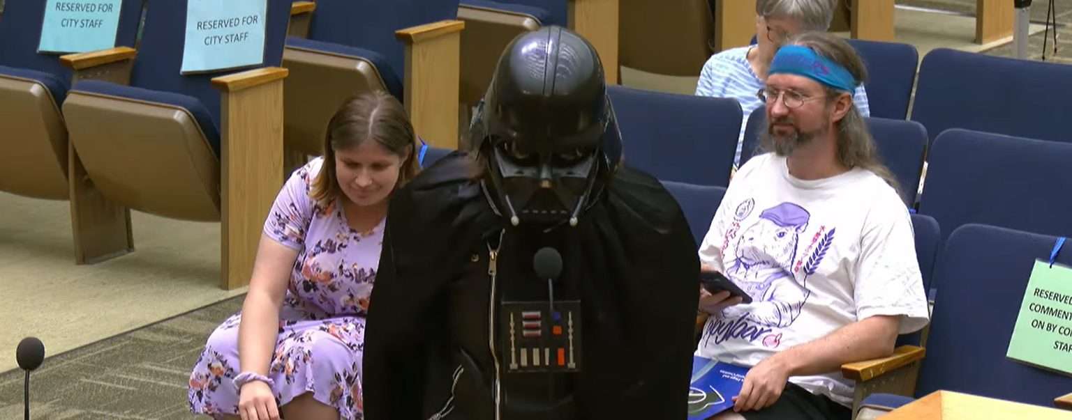 Anteprima: Darth Vader al consiglio comunale, la cosa più bella che vedrai oggi
