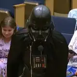 Darth Vader al consiglio comunale, la cosa più bella che vedrai oggi