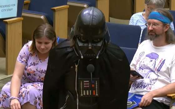 Darth Vader al consiglio comunale, la cosa più bella che vedrai oggi