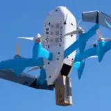 Il video del drone Amazon Prime Air che lancia il pacco in piscina