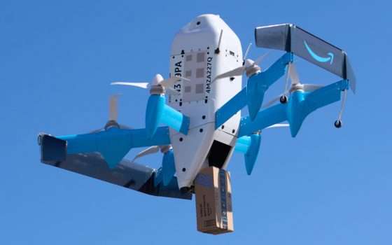 Il video del drone Amazon Prime Air che lancia il pacco in piscina