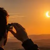 Eclissi solare questa sera: orari e come vederla in sicurezza