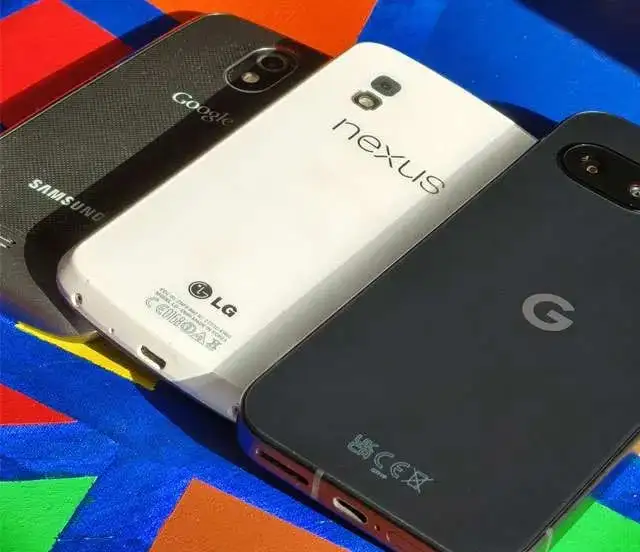 Il Pixel 9a di Google in compagnia dei suoi antenati Nexus