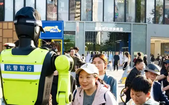 In Cina 15 robot umanoidi dirigono il traffico al posto dei vigili