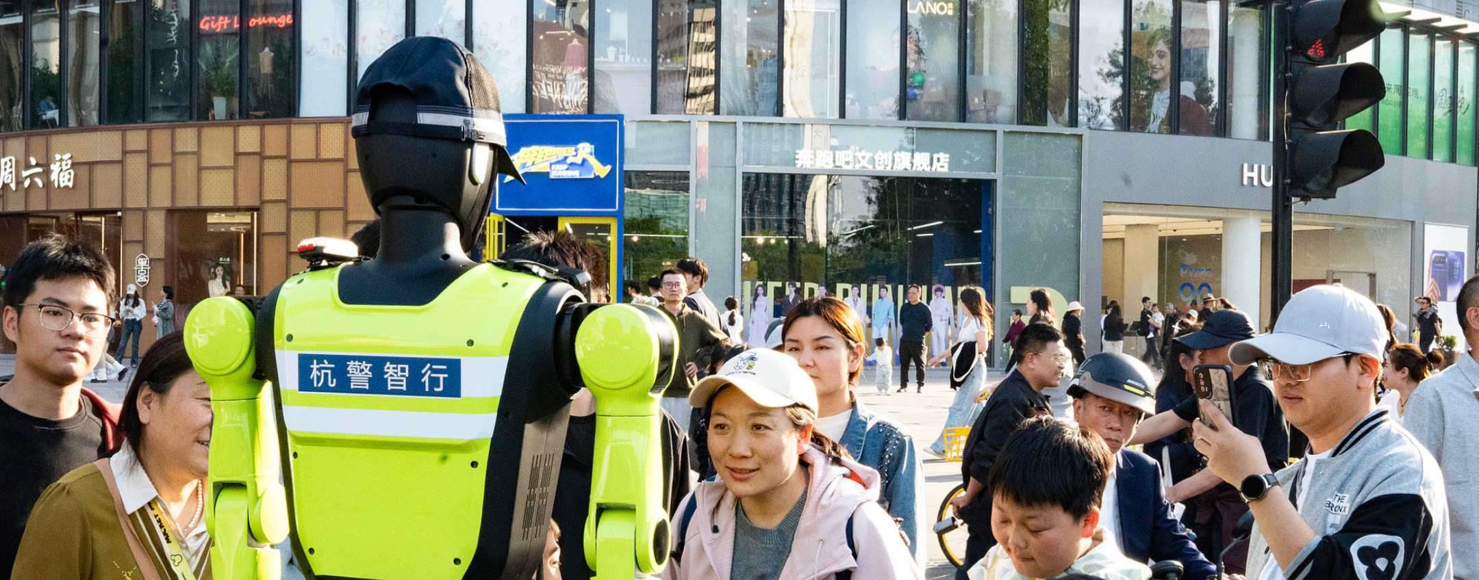 15 robot umanoidi controllano il traffico in Cina